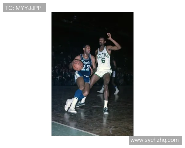 NBA球星转行抓足球：篮球巨星挑战足球赛场的另类精彩表现